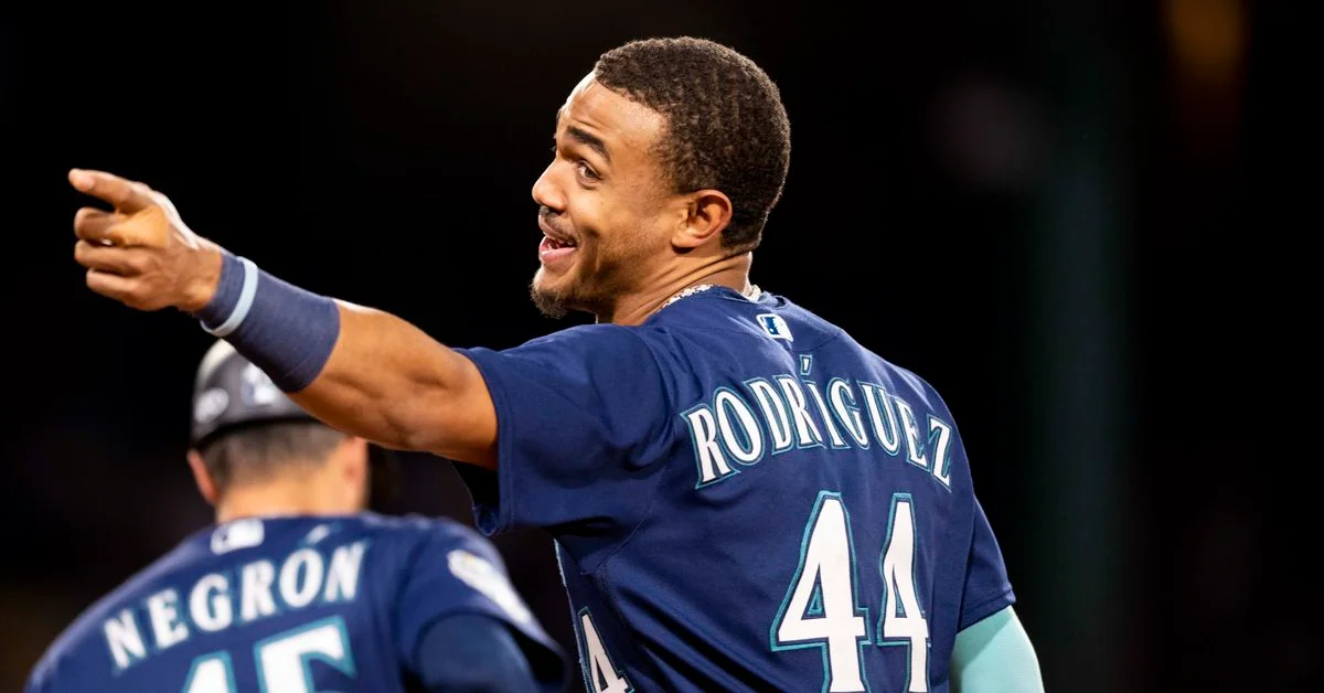 Mariners dominate Red Sox in Boston series opener.