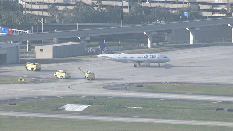 "United Airlines Flight Makes Emergency Landing in Florida Due to Door Indicator Light"