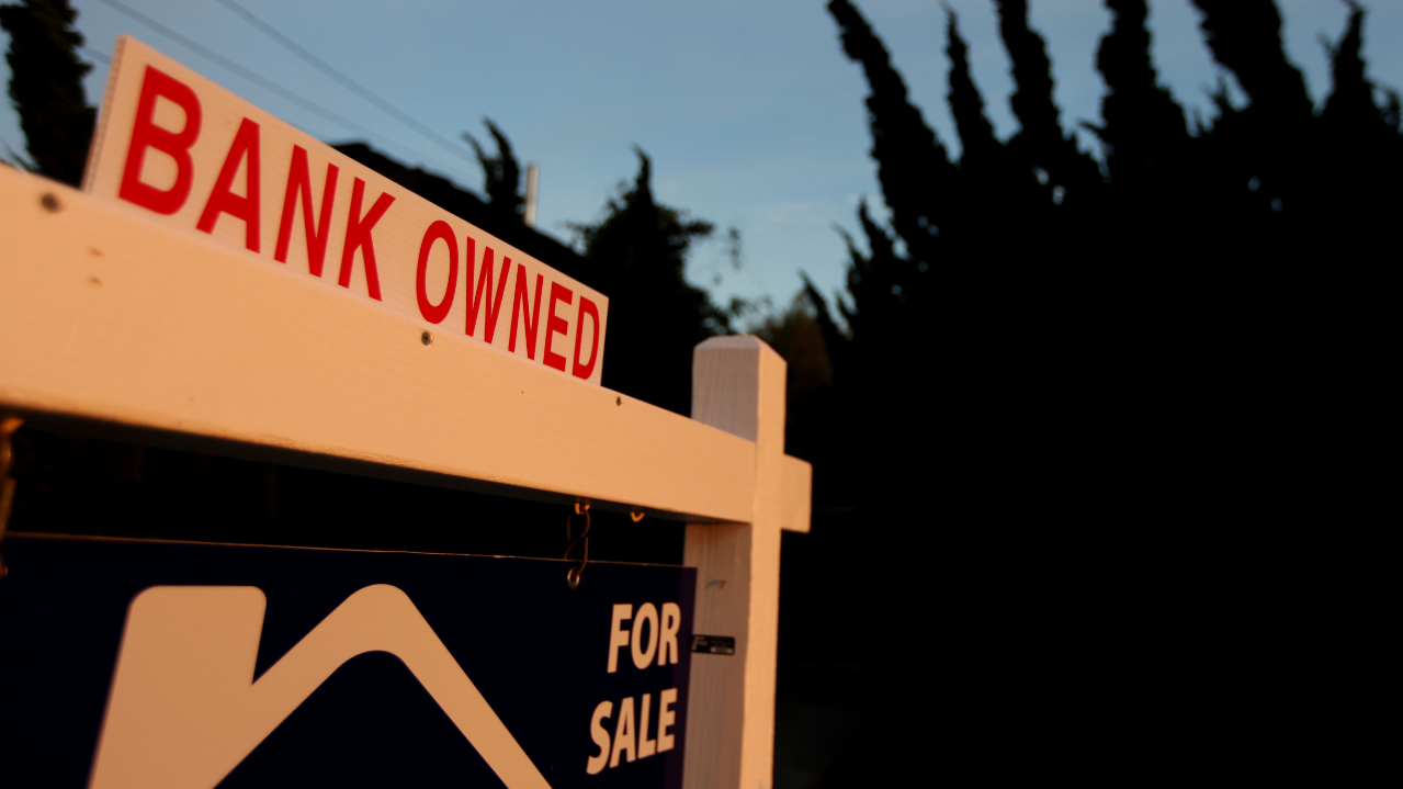 Featured image for "Warning: US Real Estate Faces Record Debt and Generational Change by 2024"