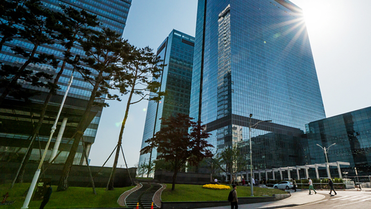 Featured image for Samsung Electronics Reports Lowest Quarterly Profits in 14 Years as Chip Glut Continues