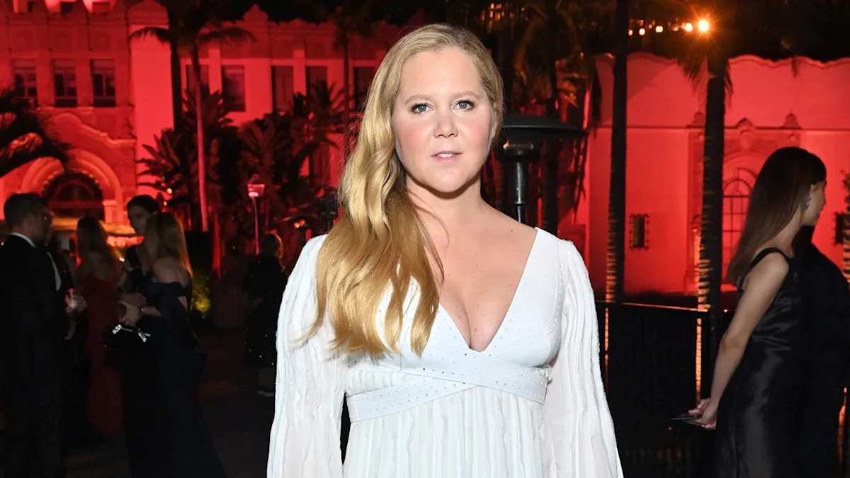 Featured image for Amy Schumer Shows Off Toned Abs in Unfiltered Selfie Post-Weight Loss