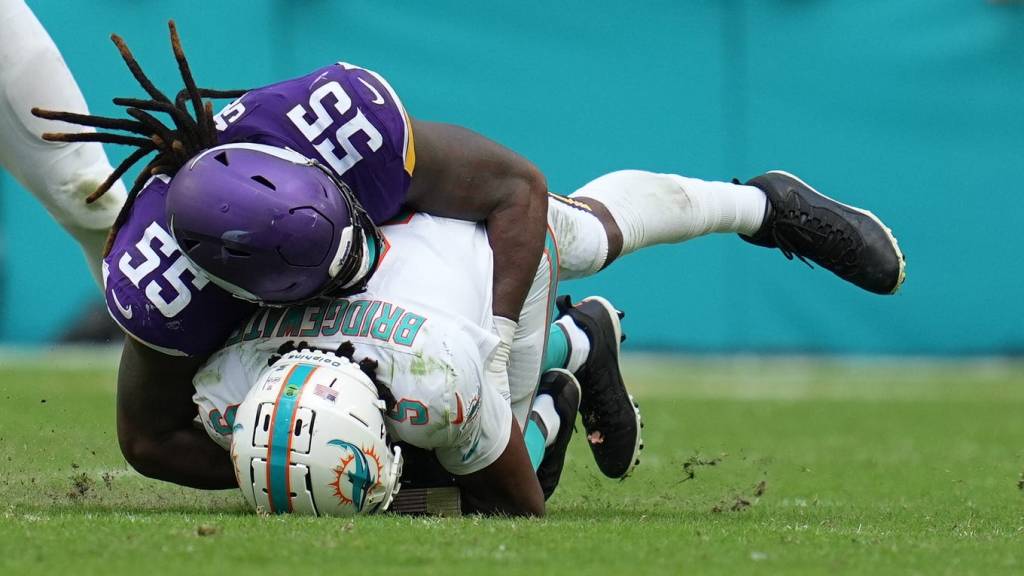 Vikings trade Za'Darius Smith to Browns, retain part of salary.
