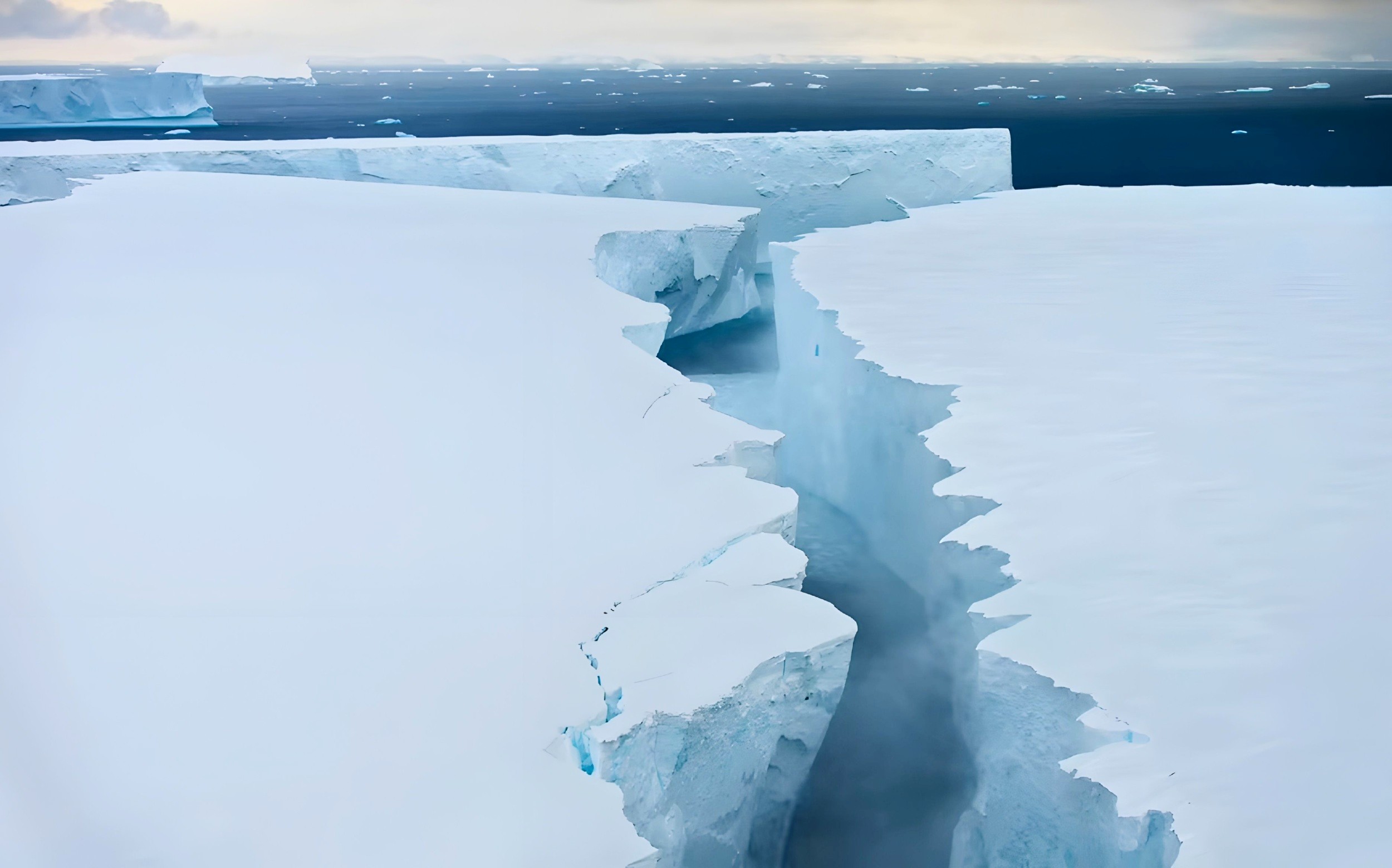 Featured image for Critical Thwaites Glacier Fracture Threatens Global Sea Levels