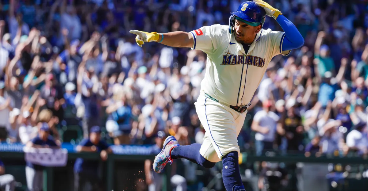 Featured image for Mariners extend winning streak with sweep, rallying behind Raleigh and Ichiro's advice