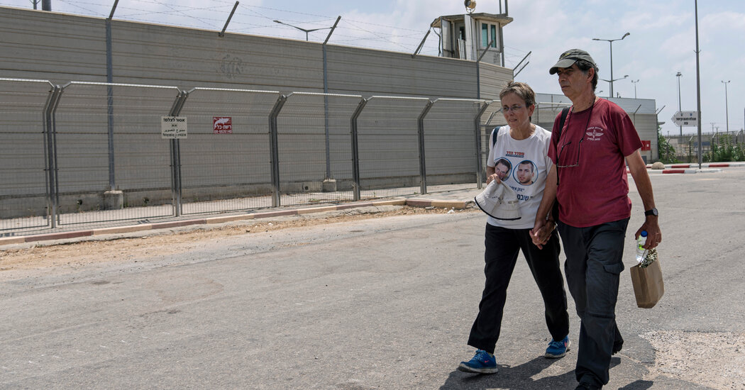 "Hamas Holds Israeli Hostages: Families Pray, Rally for Release"