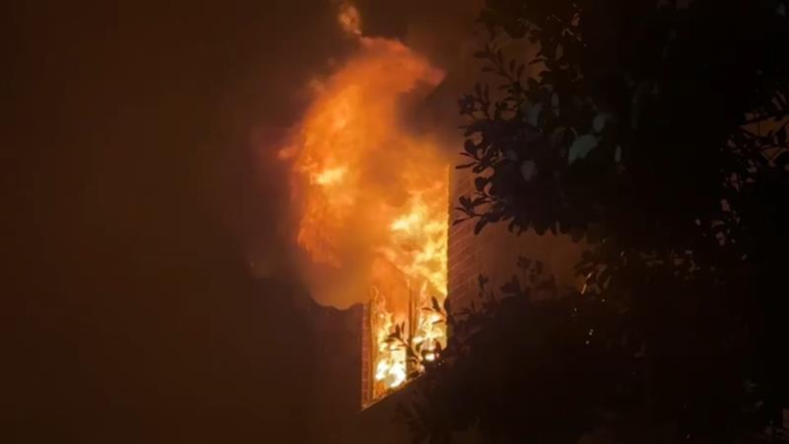 Featured image for Firefighters face challenges battling Queens blaze amid snow and ice