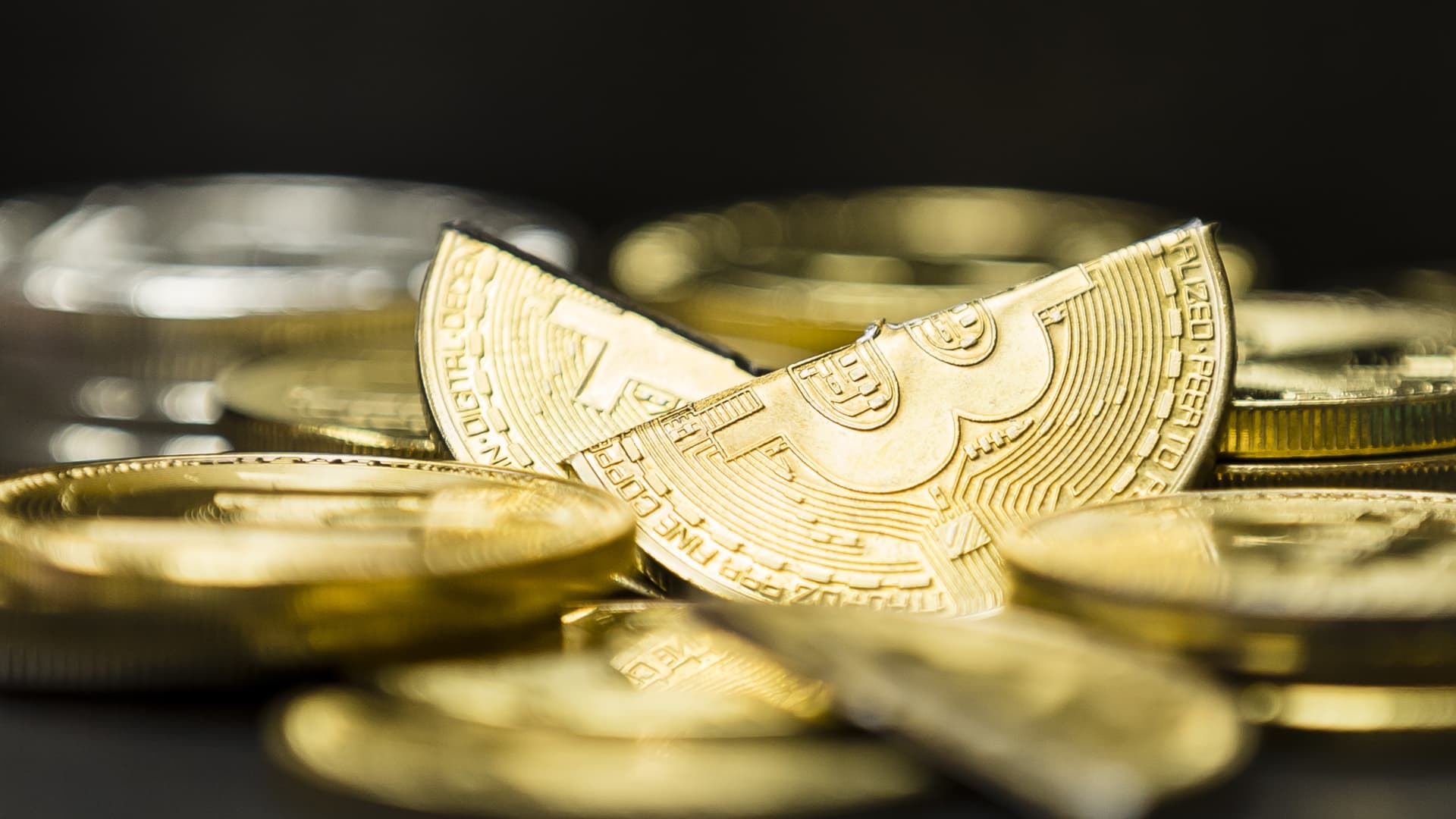 "Understanding the Unique Impact of the Upcoming Bitcoin Halving on Investors and Mining"