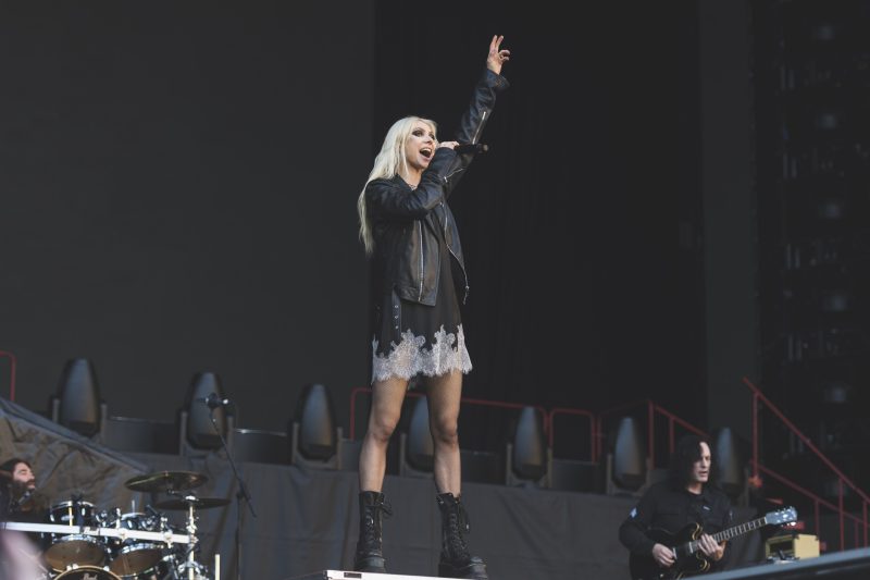 Featured image for "Taylor Momsen Needs Rabies Shots After Bat Bite at AC/DC Concert"