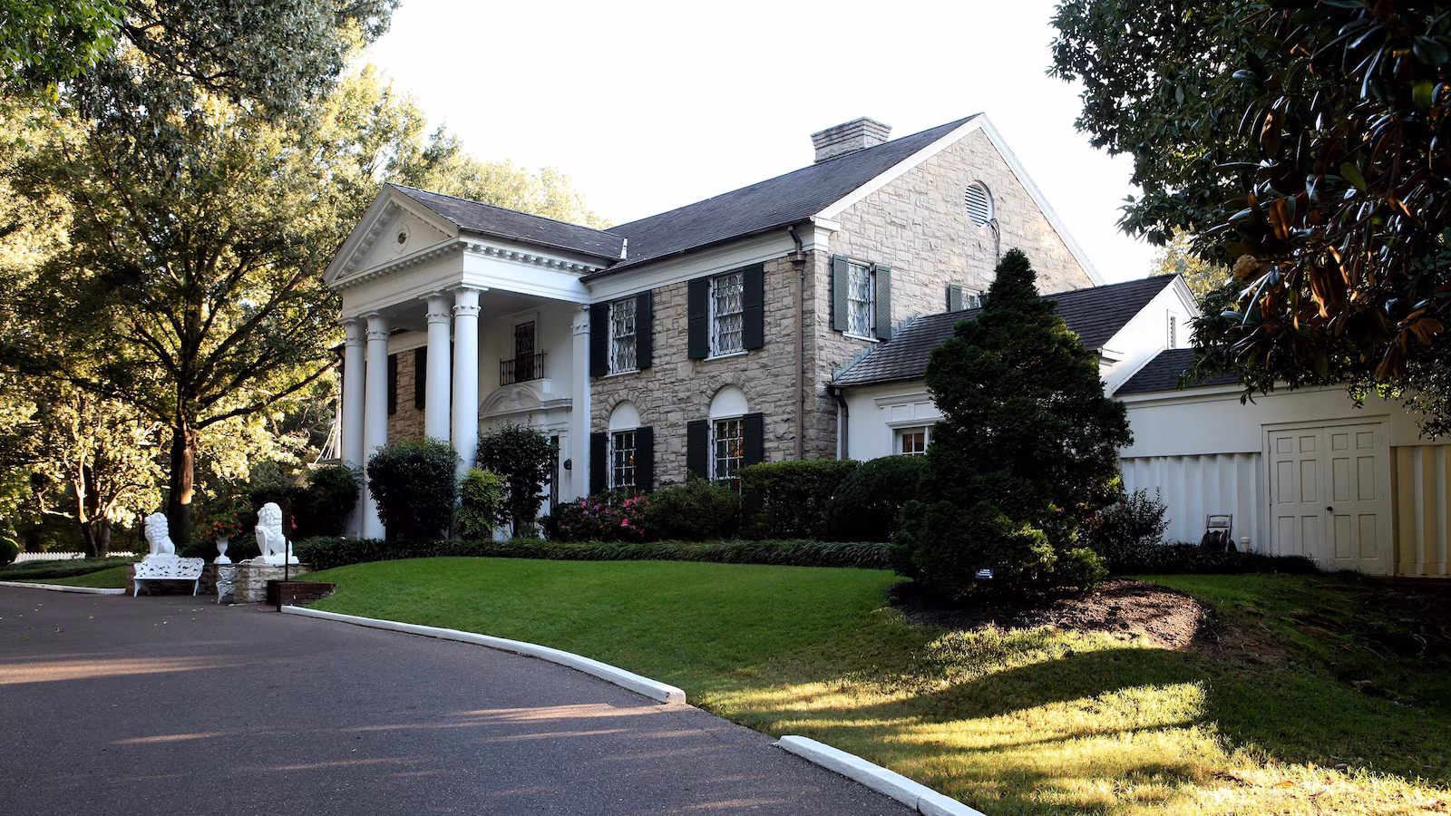 Featured image for Missouri Woman Sentenced to Nearly 5 Years for Graceland Fraud Scheme