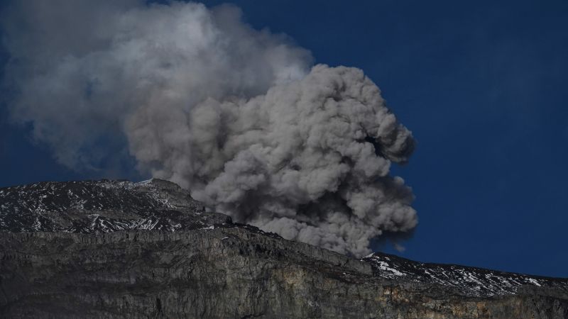Nevado del Ruiz volcano threatens Colombia with imminent eruption.
