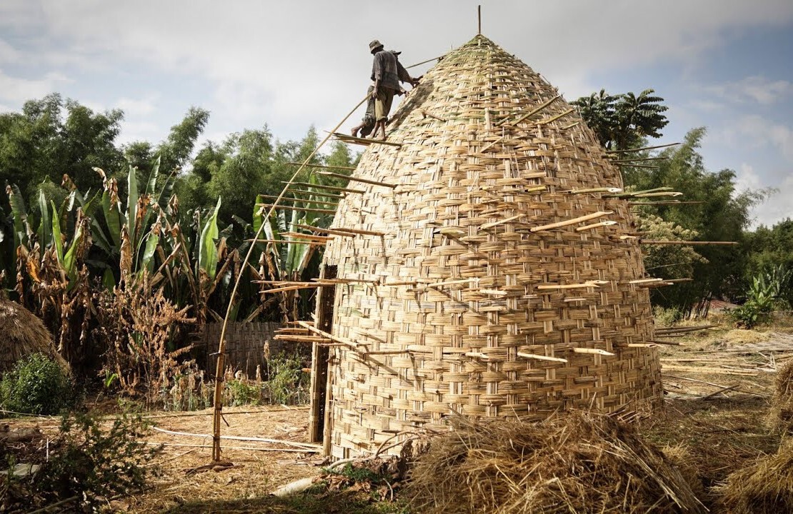 "Weaving Traditions: The Climatic and Social Significance of African Vernacular Huts"