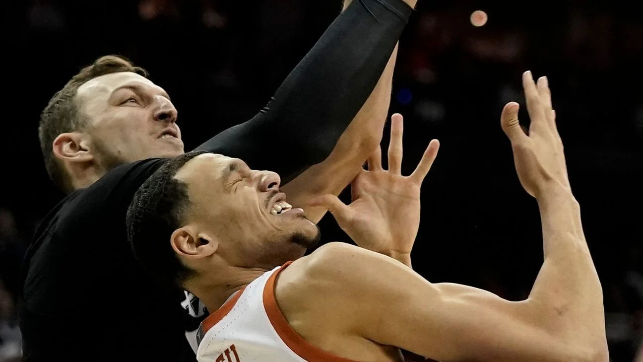 Texas' Dylan Disu injured as Longhorns advance to Elite Eight.