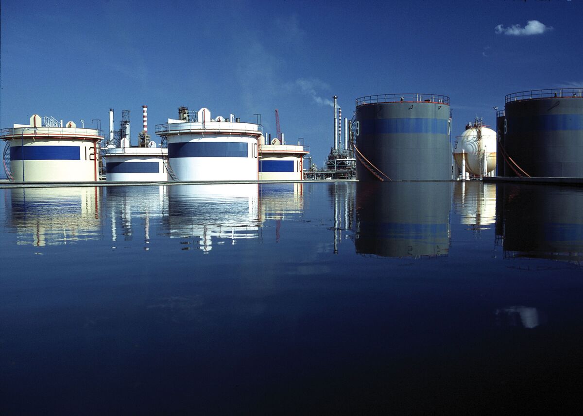 Moratti Family Sells 35% Stake in Saras Oil Refiner to Vitol