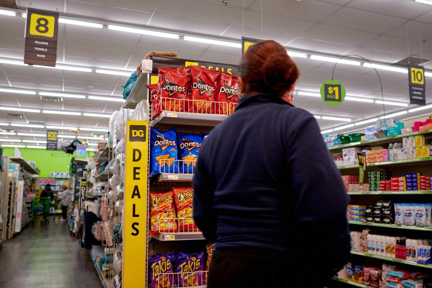 Featured image for Dollar General Boosts Sales as Higher-Income Shoppers Flock to Discount Retailer