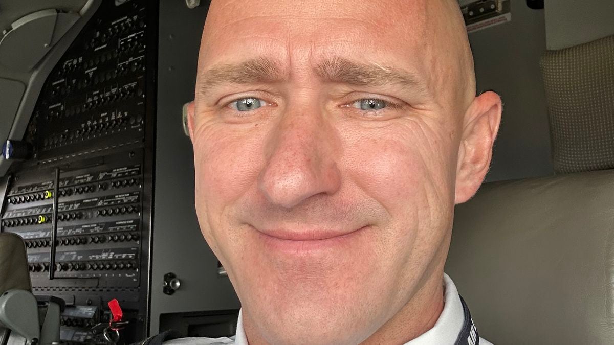 Featured image for Off-duty pilot accused of cockpit disturbance released from jail, receives mental health support