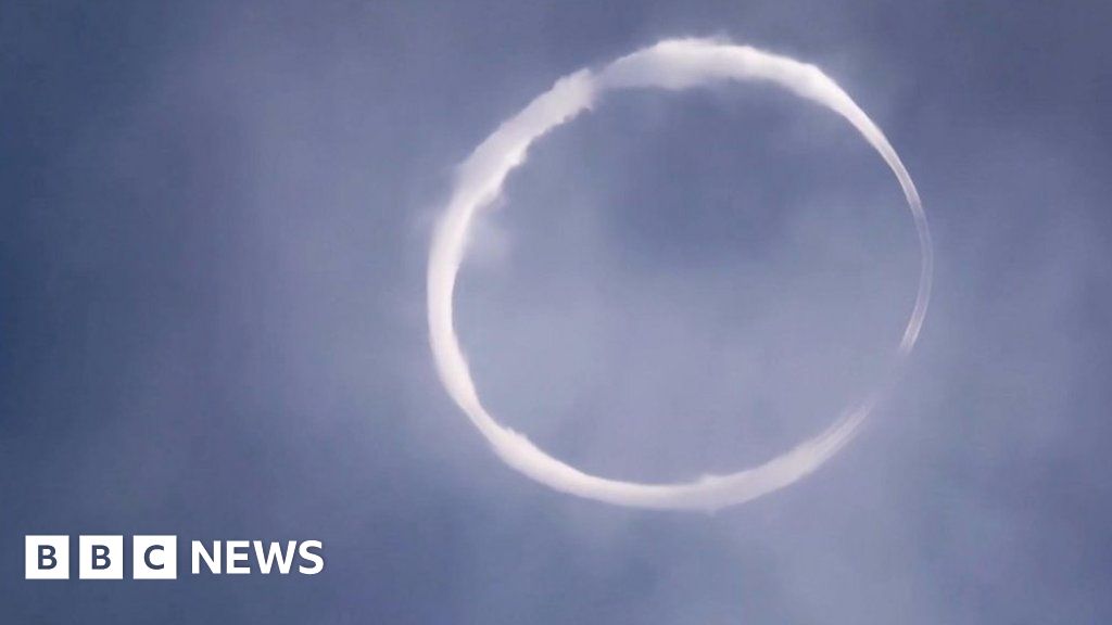 "Rare Sight: Mount Etna's Astonishing Smoke Rings"