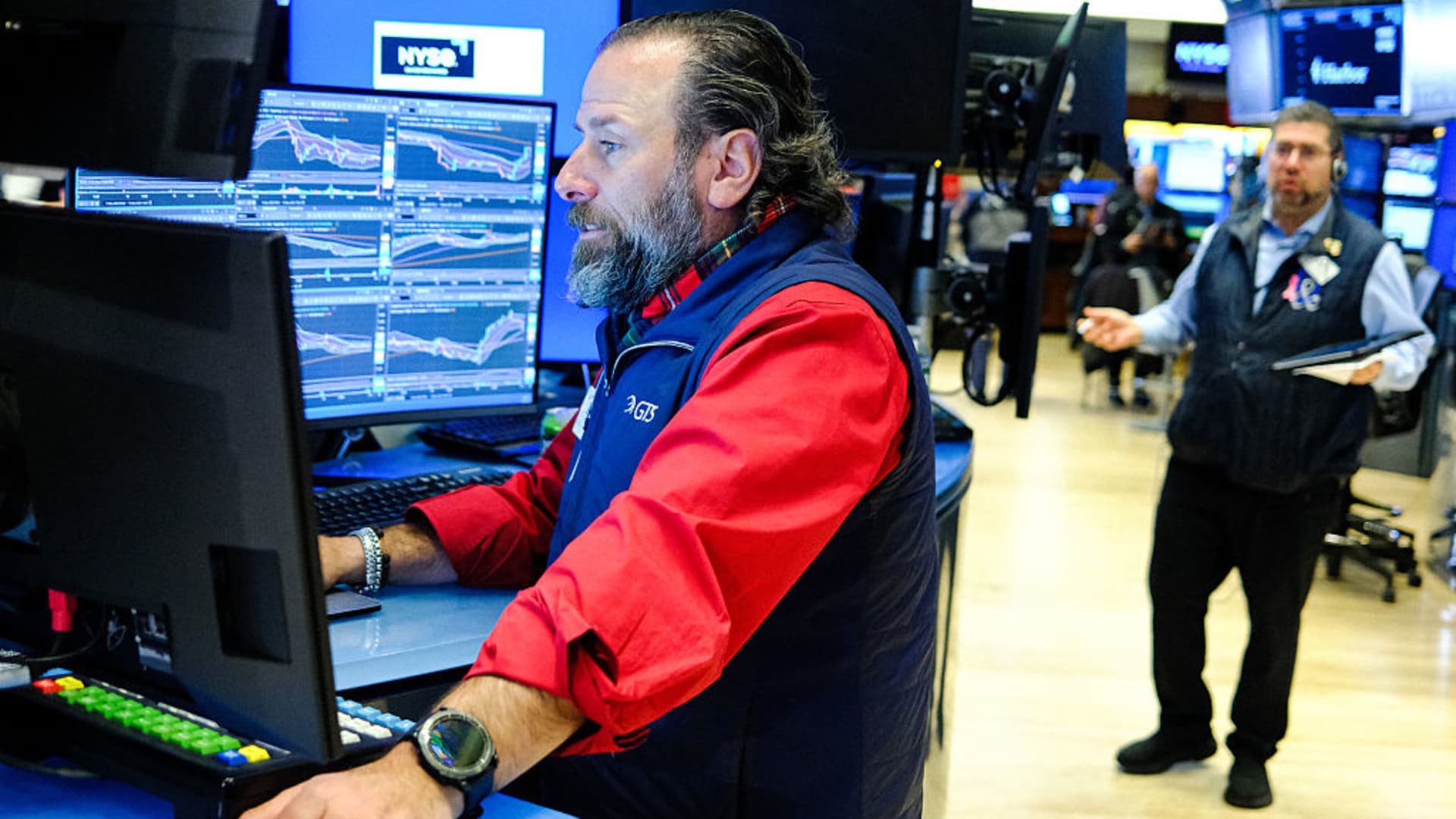 Featured image for Stock Futures Dip Amid Economic Uncertainty and Mixed Market Trends