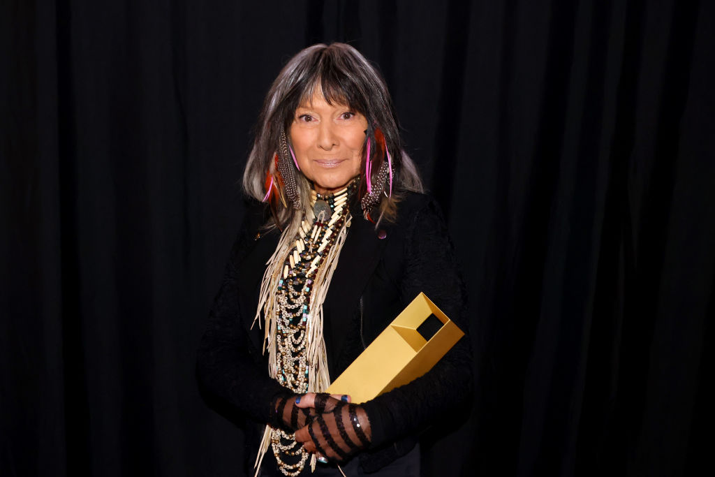 Featured image for Controversy Surrounds Buffy Sainte-Marie's Indigenous Heritage