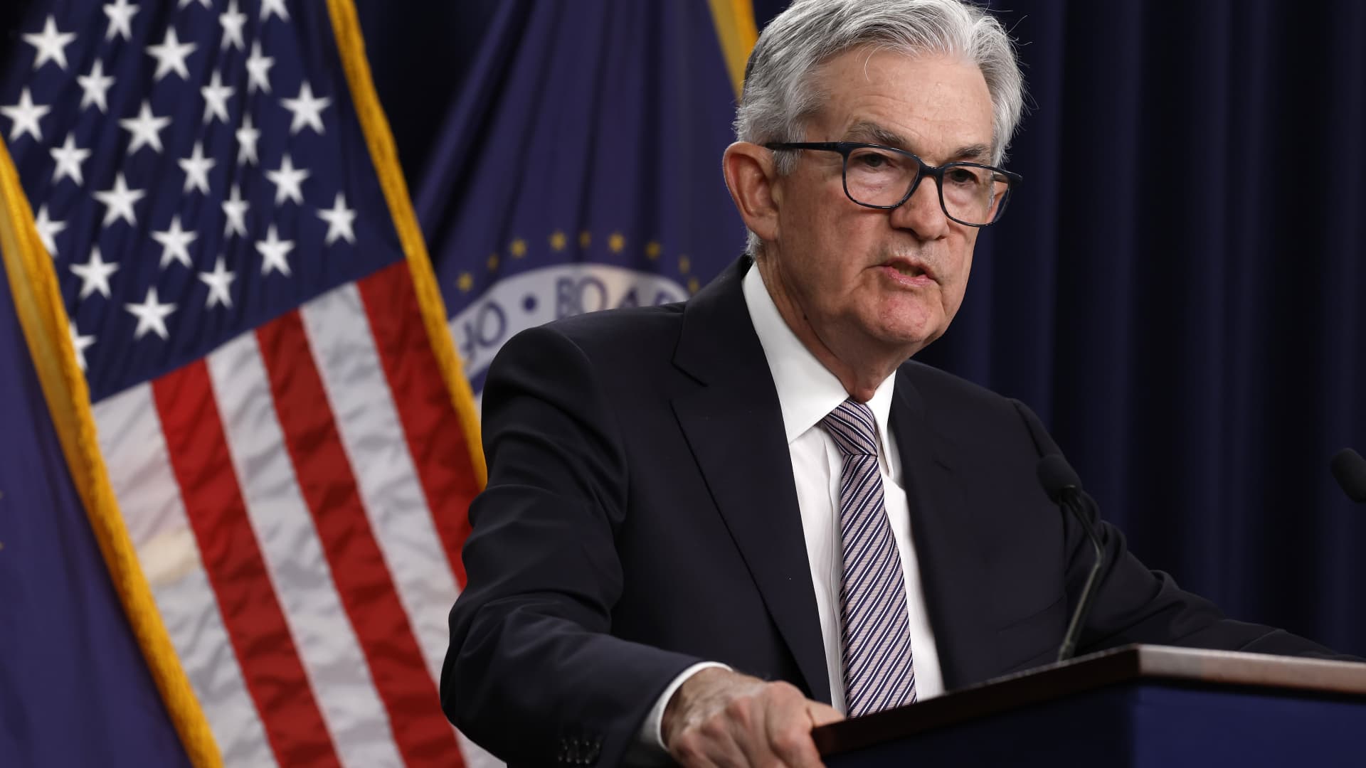 "Powell's Speech and Fed Decision: Live Updates and Inflation Targeting"