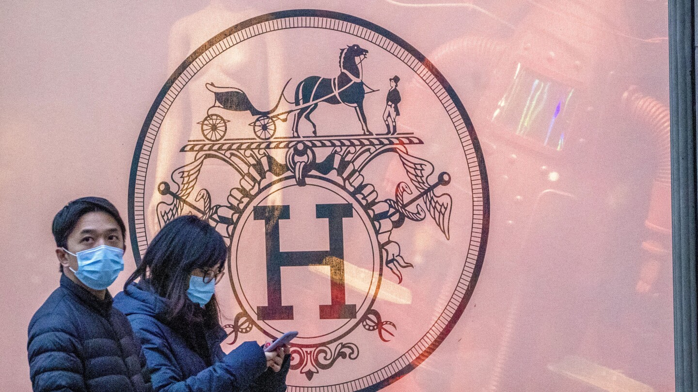 Featured image for "Birkin Bag Controversy: Hermès Faces Lawsuits Over Exclusive Sales Practices"