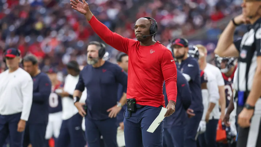 Featured image for Texans' DeMeco Ryans unfazed by early fan exits, focuses on team's success