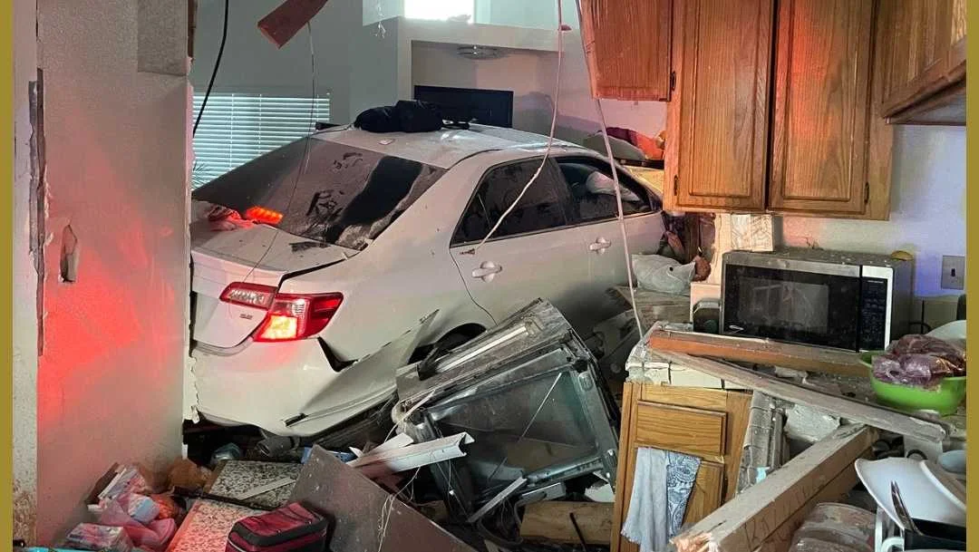 Driver leads police on chase, crashes car into Sacramento home.