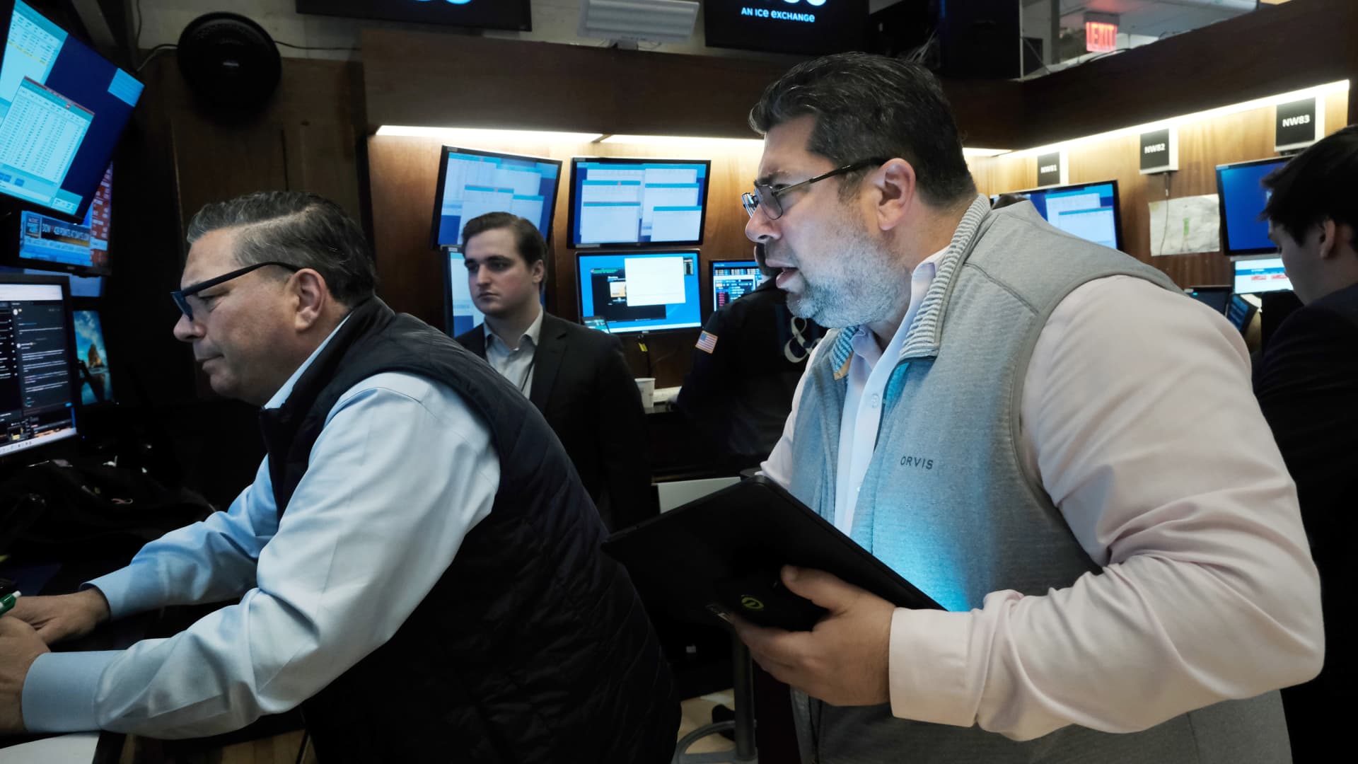 Investment CEO warns of overestimation in UK interest rates, bullish chart patterns emerge in select stocks.