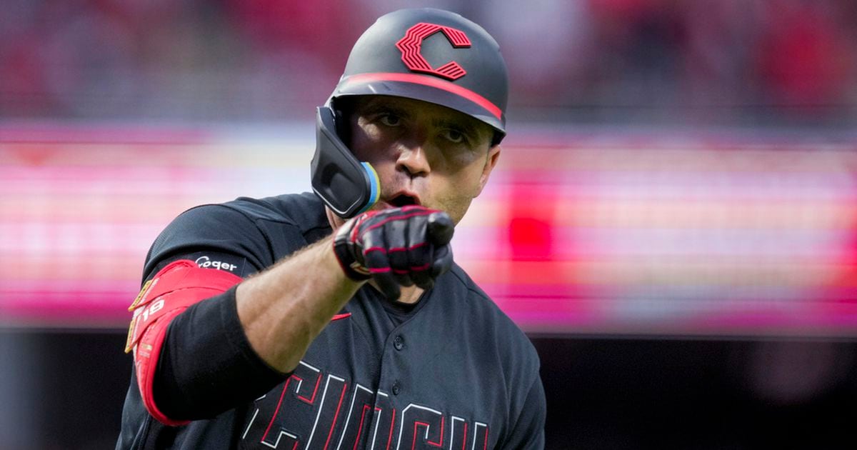 Reds rookie Elly De La Cruz hits for cycle, ends Braves' 8-game winning streak.