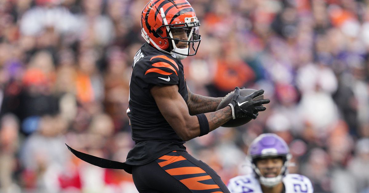 Bengals' Ja'Marr Chase sidelined with shoulder injury against Steelers
