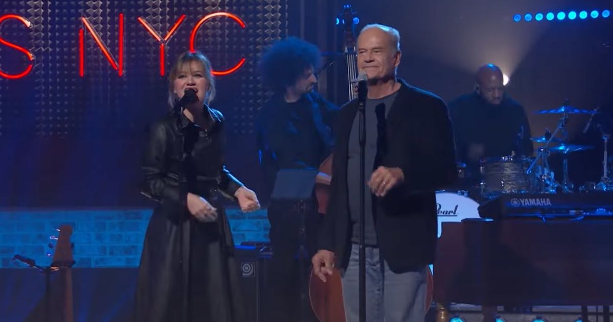 Featured image for "Kelsey Grammer and Kelly Clarkson Perform 'Frasier' Theme Song Duet"