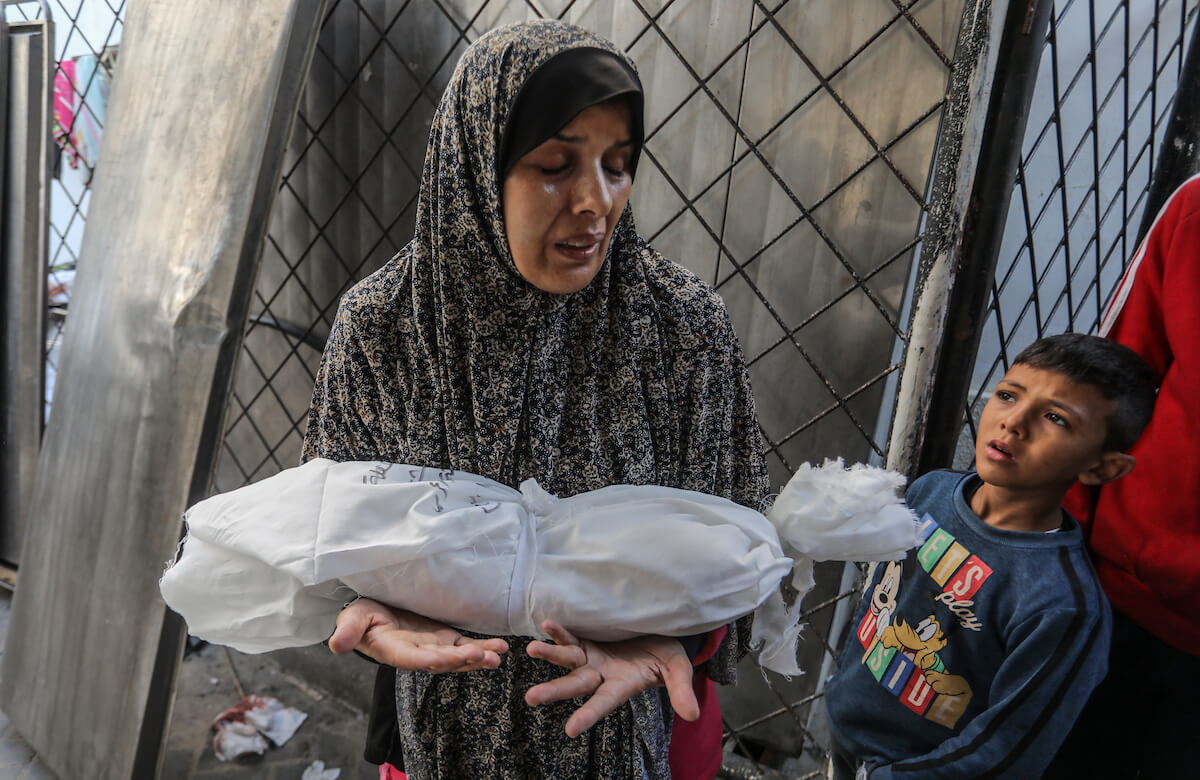 "Israeli Forces Raid Gaza Hospitals, Arrest Doctors in Ongoing Conflict with Hamas"