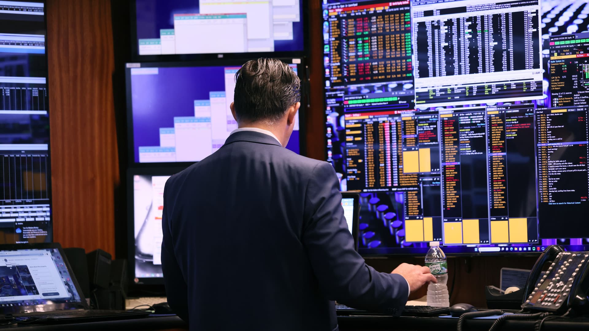 "10-year Treasury Yields Surge as Dollar Strengthens Ahead of Fed Chair's Speech"