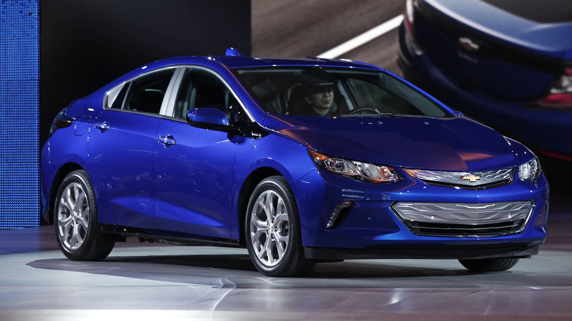 Featured image for "GM's Shift to Plug-In Hybrids: Dealers' Plea Amid EV Slowdown"