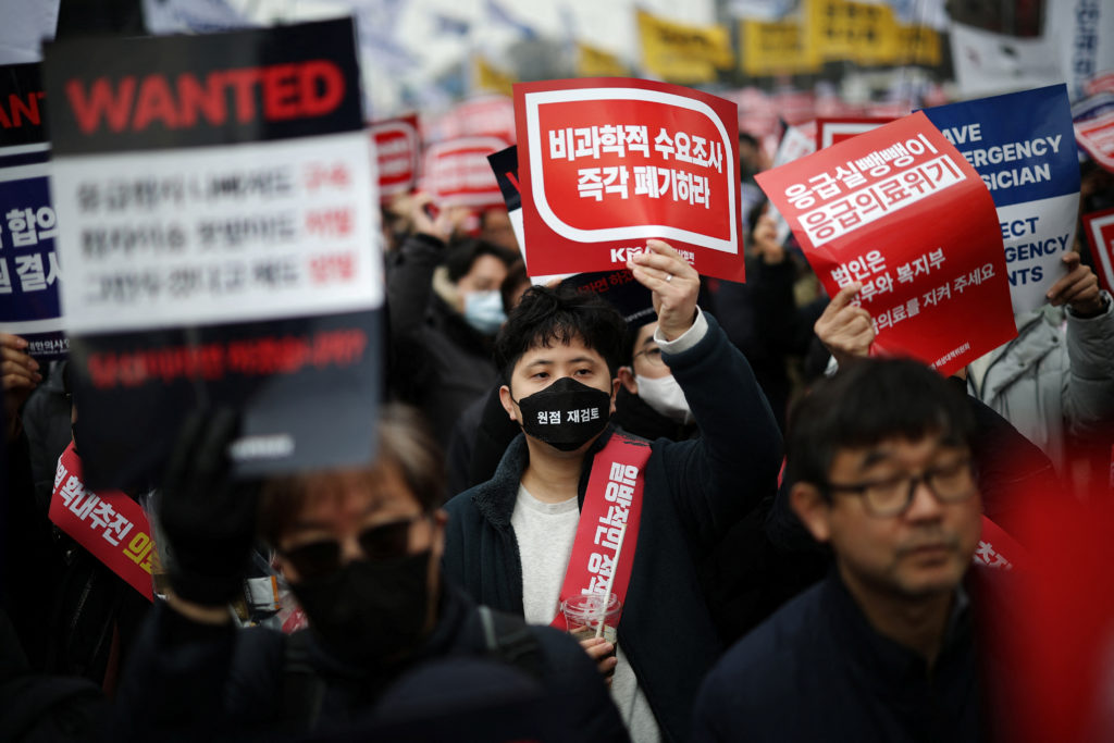 Featured image for South Korean Doctors' Mass Protest Sparks License Suspension Crisis