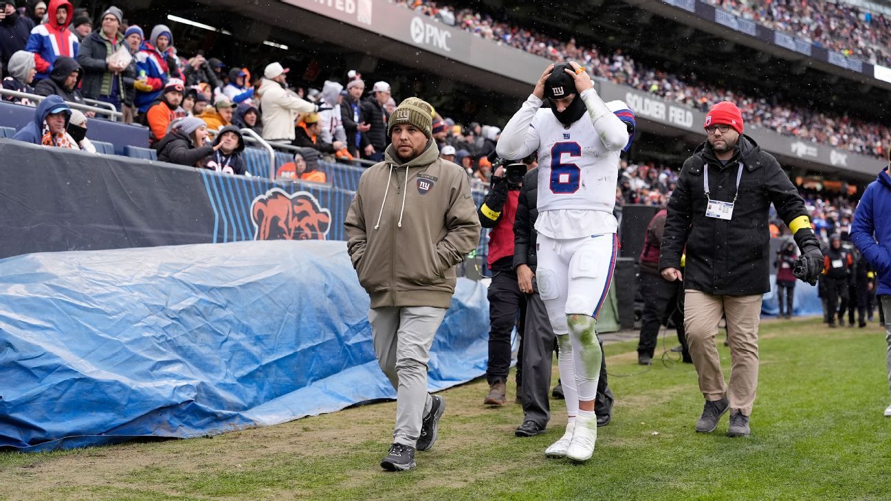Giants QB Dart sidelined with concussion against Bears