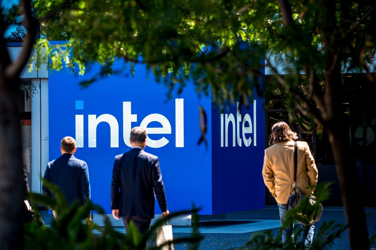 Featured image for Trump Administration Considers 10% Stake in Intel Amid Market Uncertainty