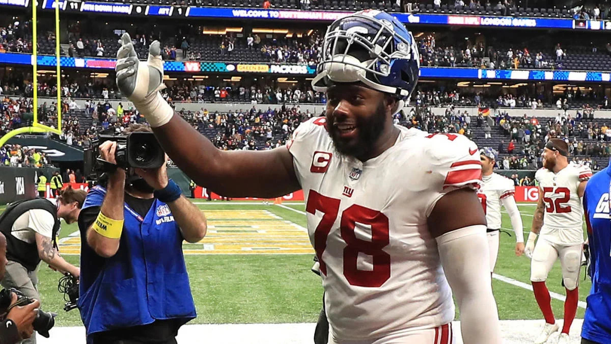 Giants exercise option on Thomas, Seahawks pass on Brooks.