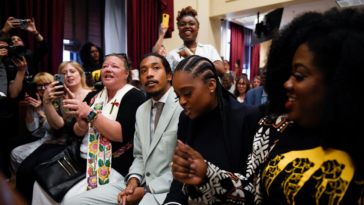 Featured image for Justin Jones reinstated to TN legislature after Nashville Council vote