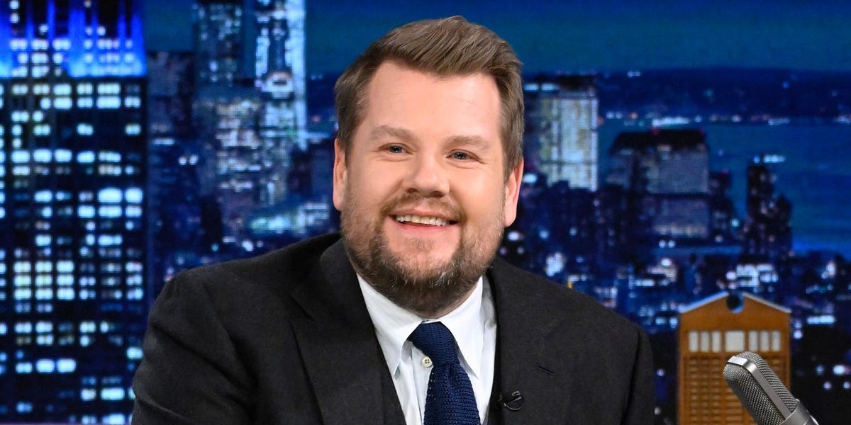 Featured image for James Corden Praised for Assisting Passengers During Flight Fiasco