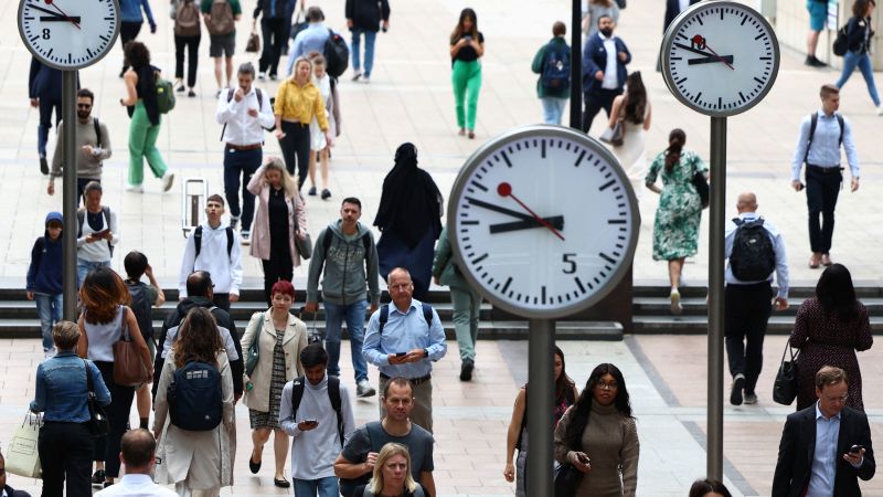 UK Wages Surge, Closing in on Inflation Rate