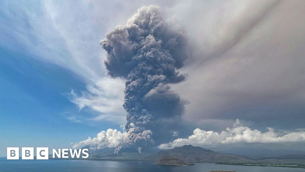 Featured image for Volcanic Ash Grounds Bali Flights Amid Eruption