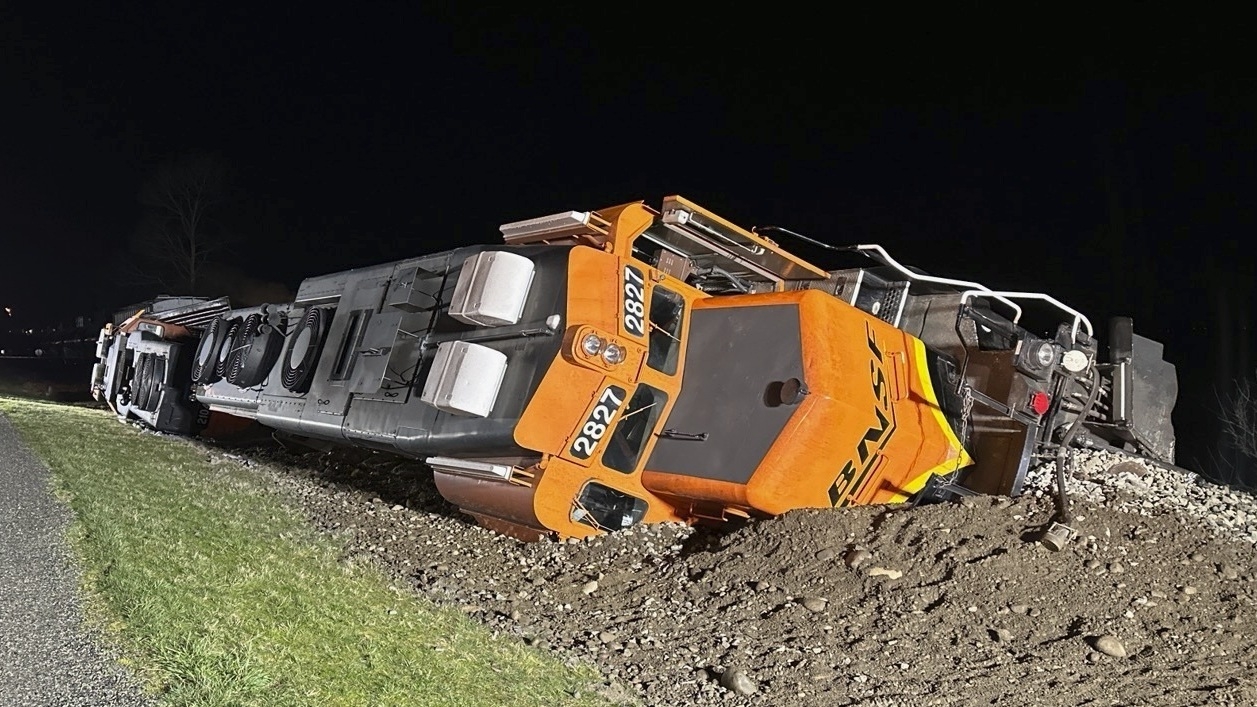 Featured image for Multiple Train Derailments Reported in Washington and Arizona, Causing Fuel and Syrup Spills.