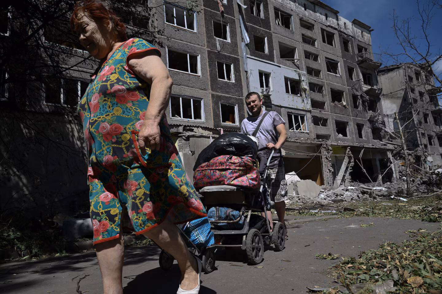 Tensions Rise as Ukraine Faces Potential Loss of Donbas Amid Diplomatic Negotiations