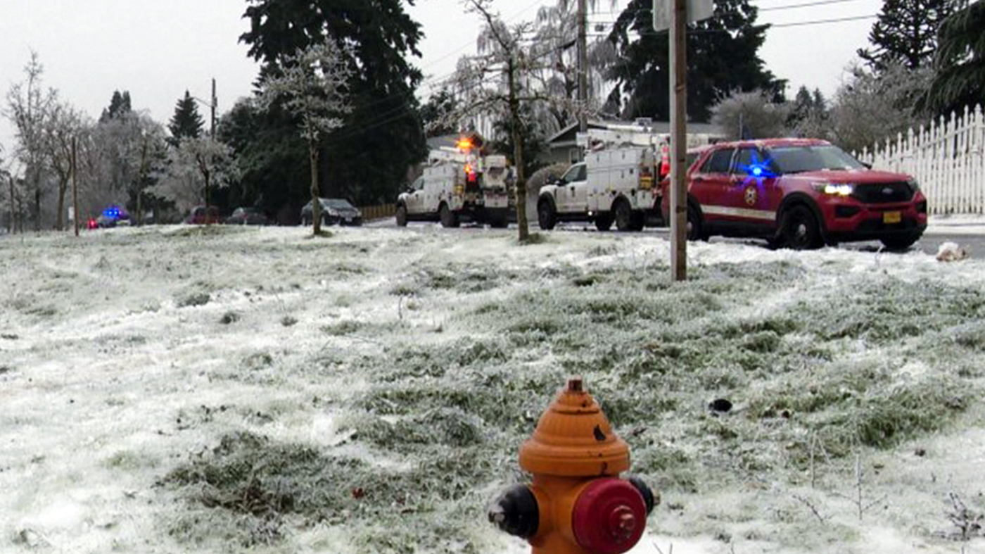 Featured image for "Deadly Oregon Ice Storm: Power Line Collapse Kills 3 in Portland"