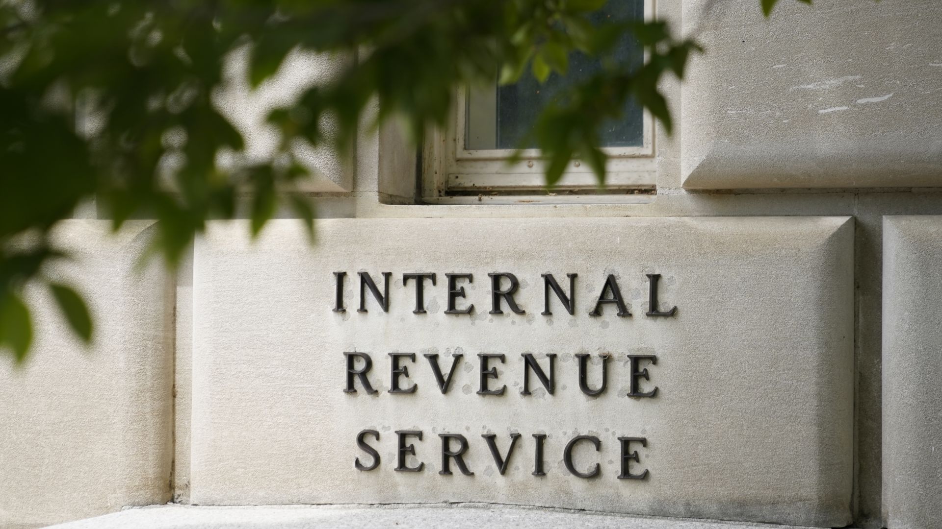 Featured image for IRS Delays Implementation of New Reporting Rules for Payment Apps like Venmo and Cash App