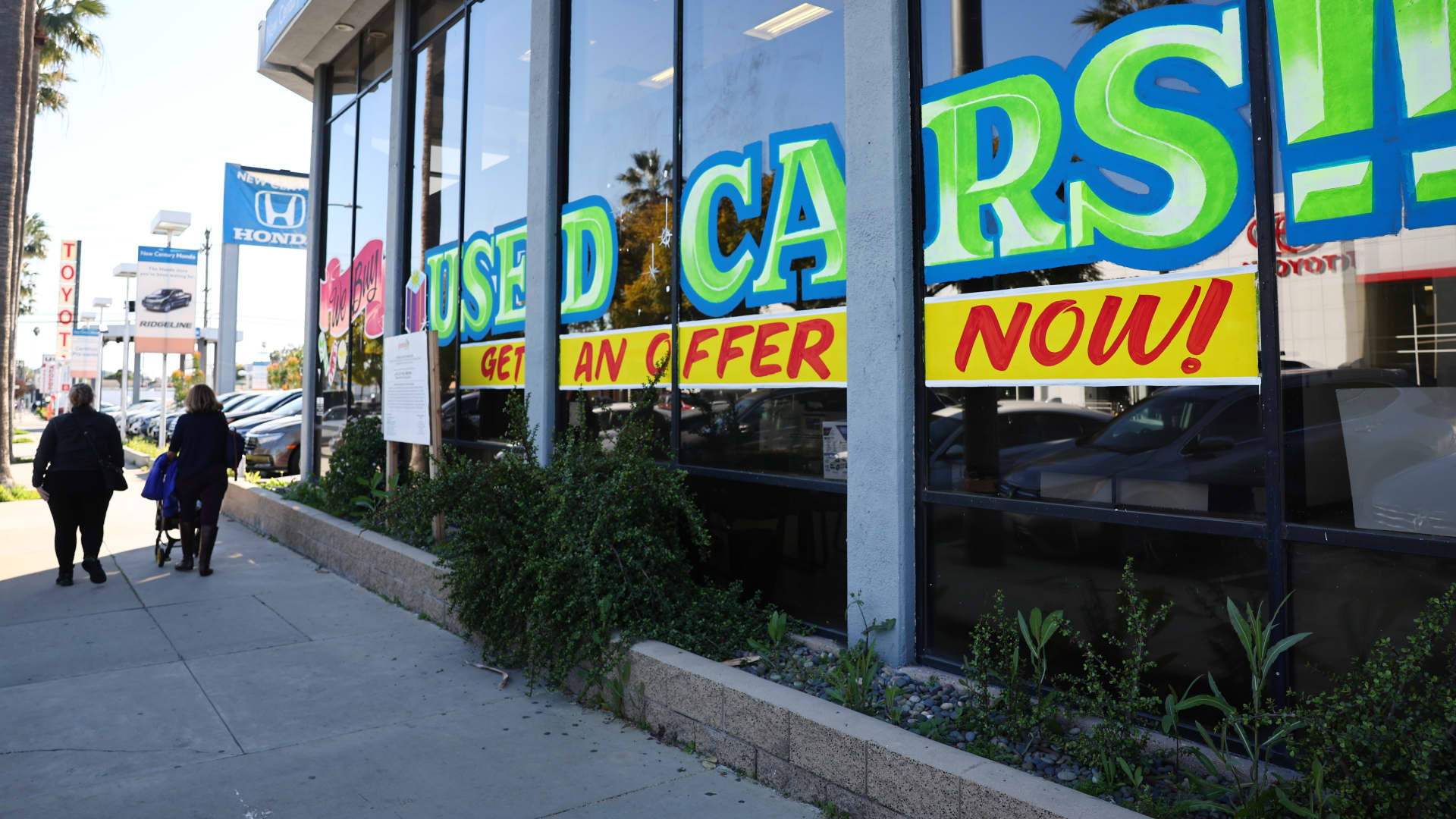 Featured image for Used Car Prices Drop Amid Softening Sales and High Interest Rates.