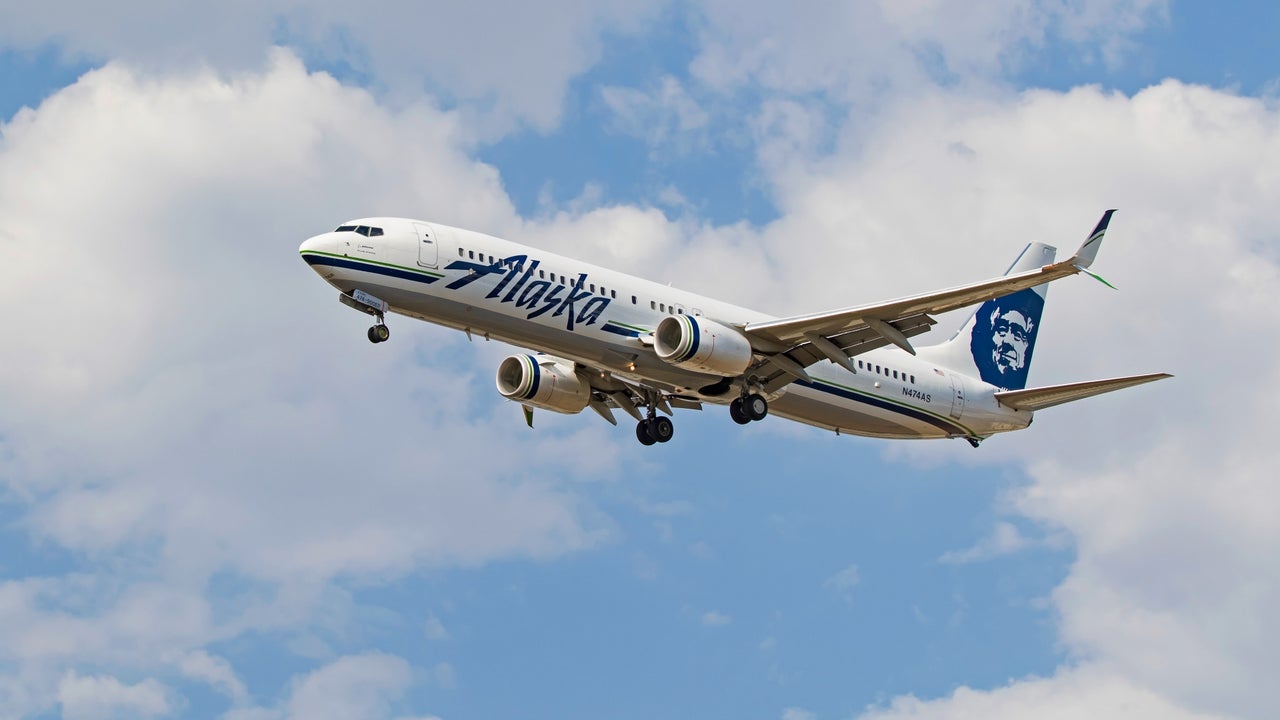 "Miraculous Recovery: iPhone Survives 16,000-Foot Fall from Alaska Airlines Flight"