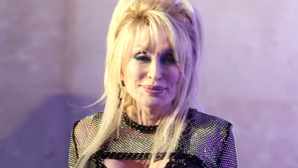 "Dolly Parton Applauds Beyoncé's Historic No. 1 Country Chart Achievement"