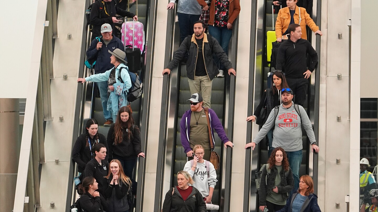 Featured image for U.S. Flight Cancellations and Delays Rise Amid Government Shutdown