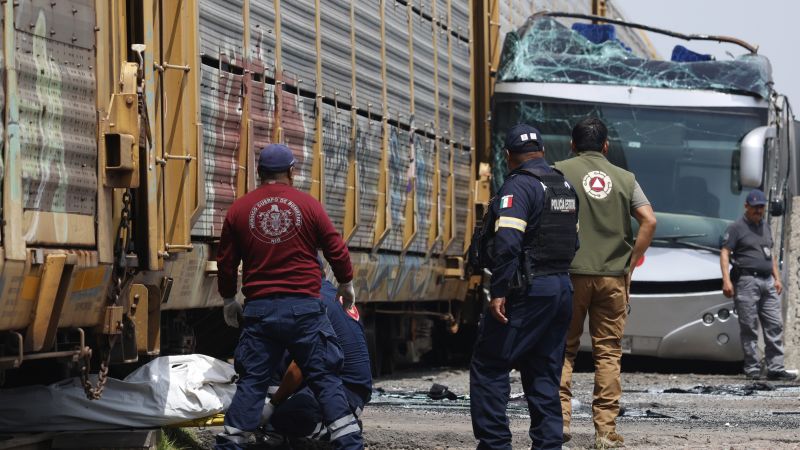 Featured image for Train and bus collision in Mexico kills at least 8